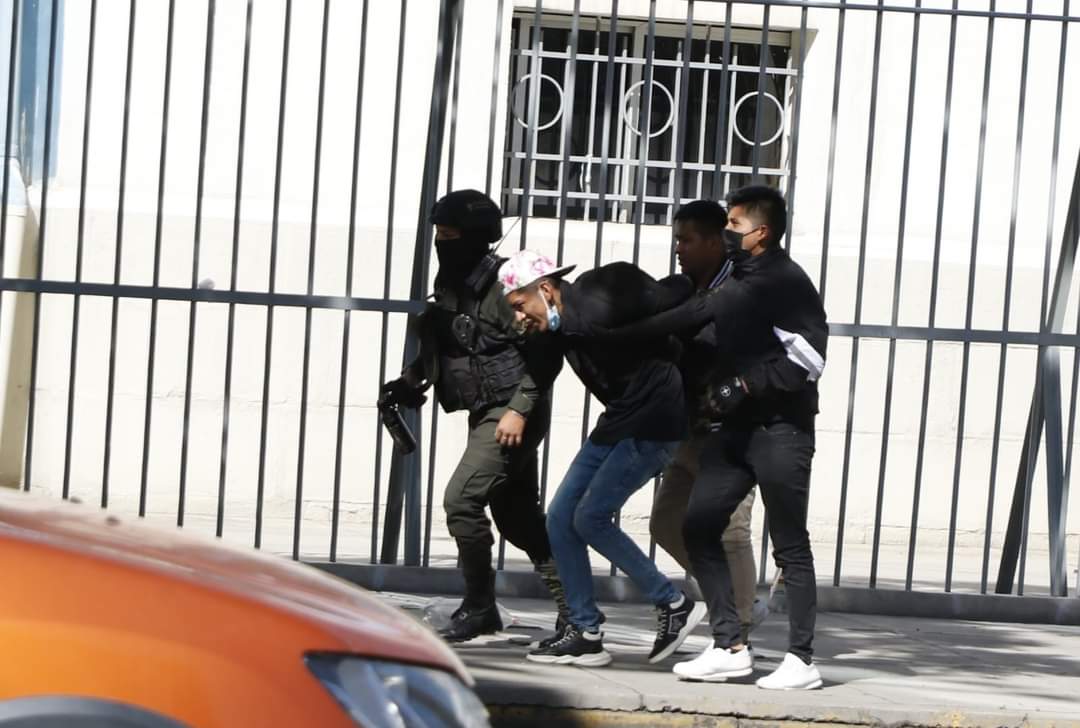 Efectivos policiales arrestando a hinchas que protestaron en inmediaciones de las oficinas de la FBF.
