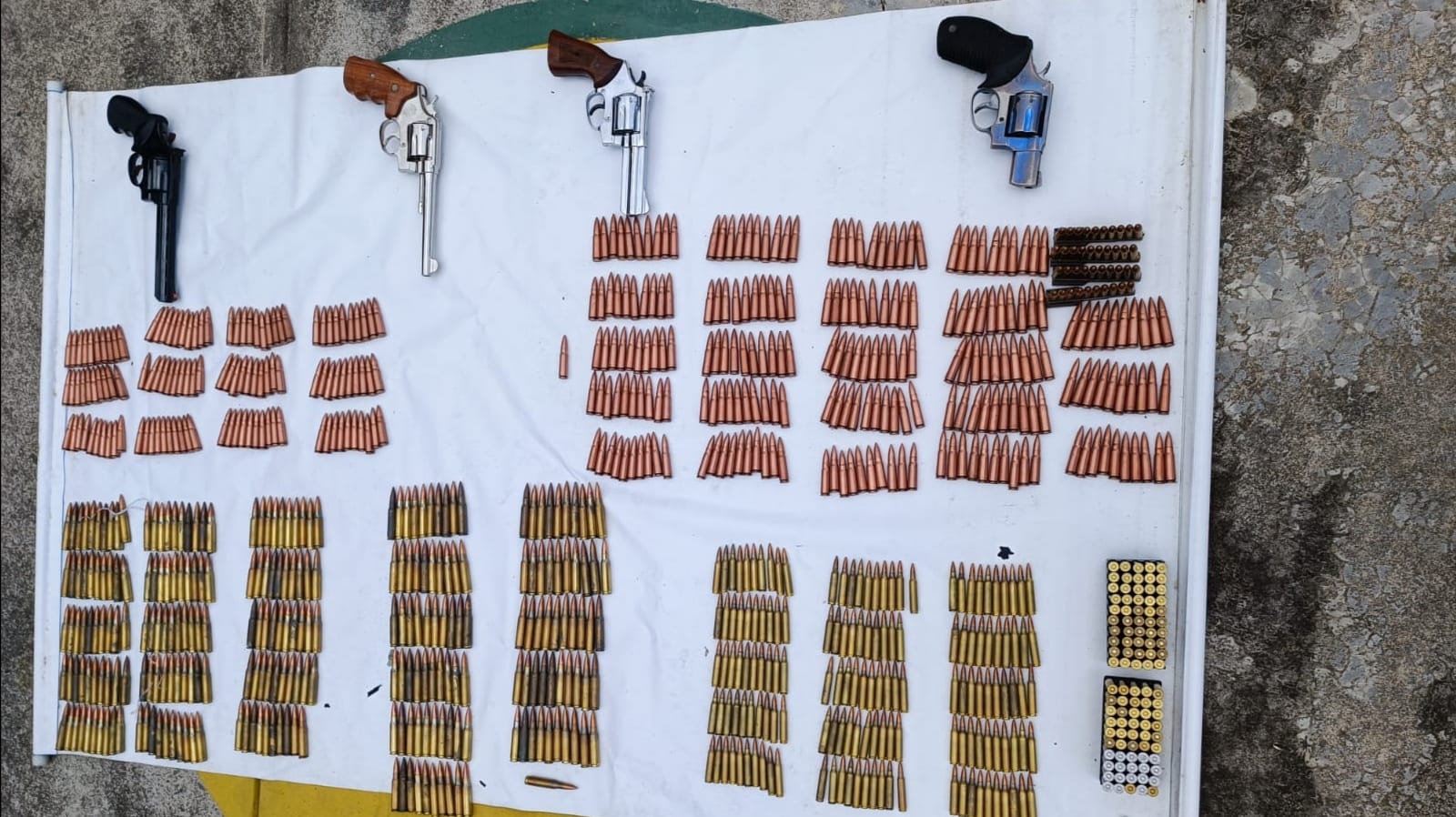Secuestra 700 kilos de cocaína, armas y municiones