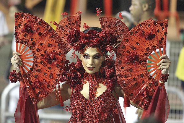 El color y la excentriciad marcan el Carnaval de Sao Paulo.          EDUARDO SCHWARTZBERG