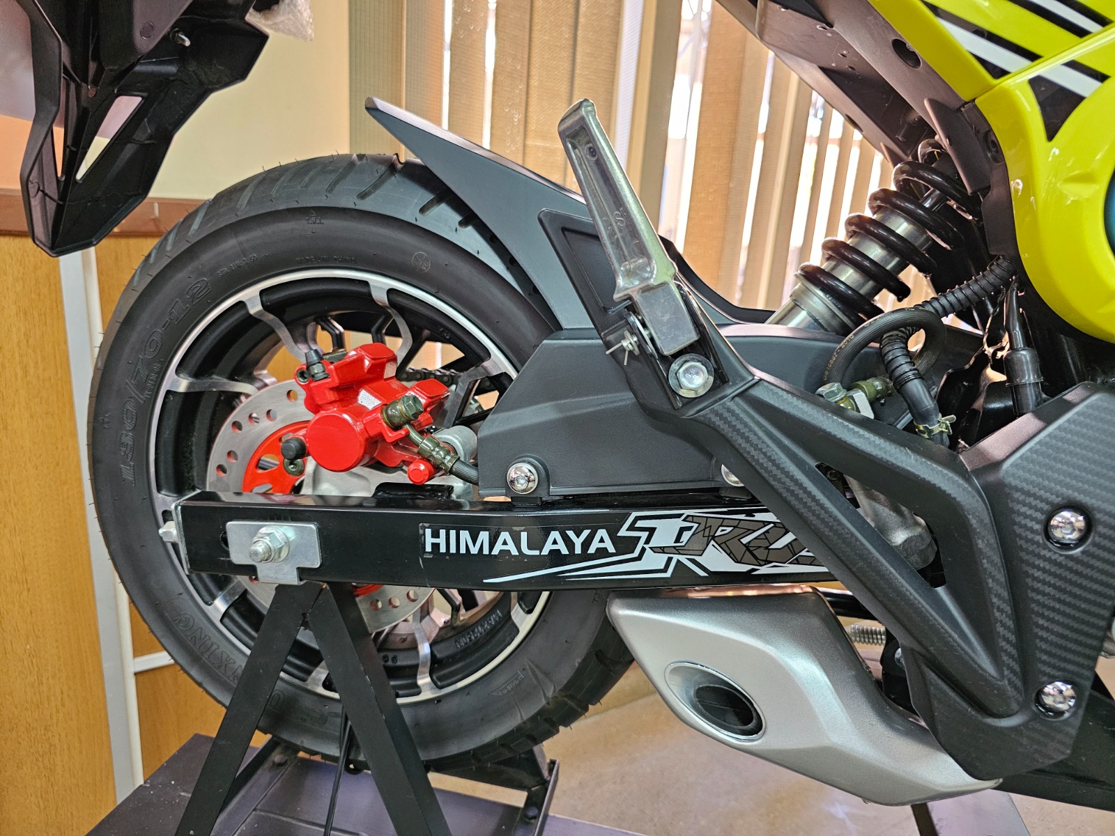 La rueda de la motocicleta marca Himalaya que será sorteada por el SEDES en Sacaba, el 6 de abril. SEDES