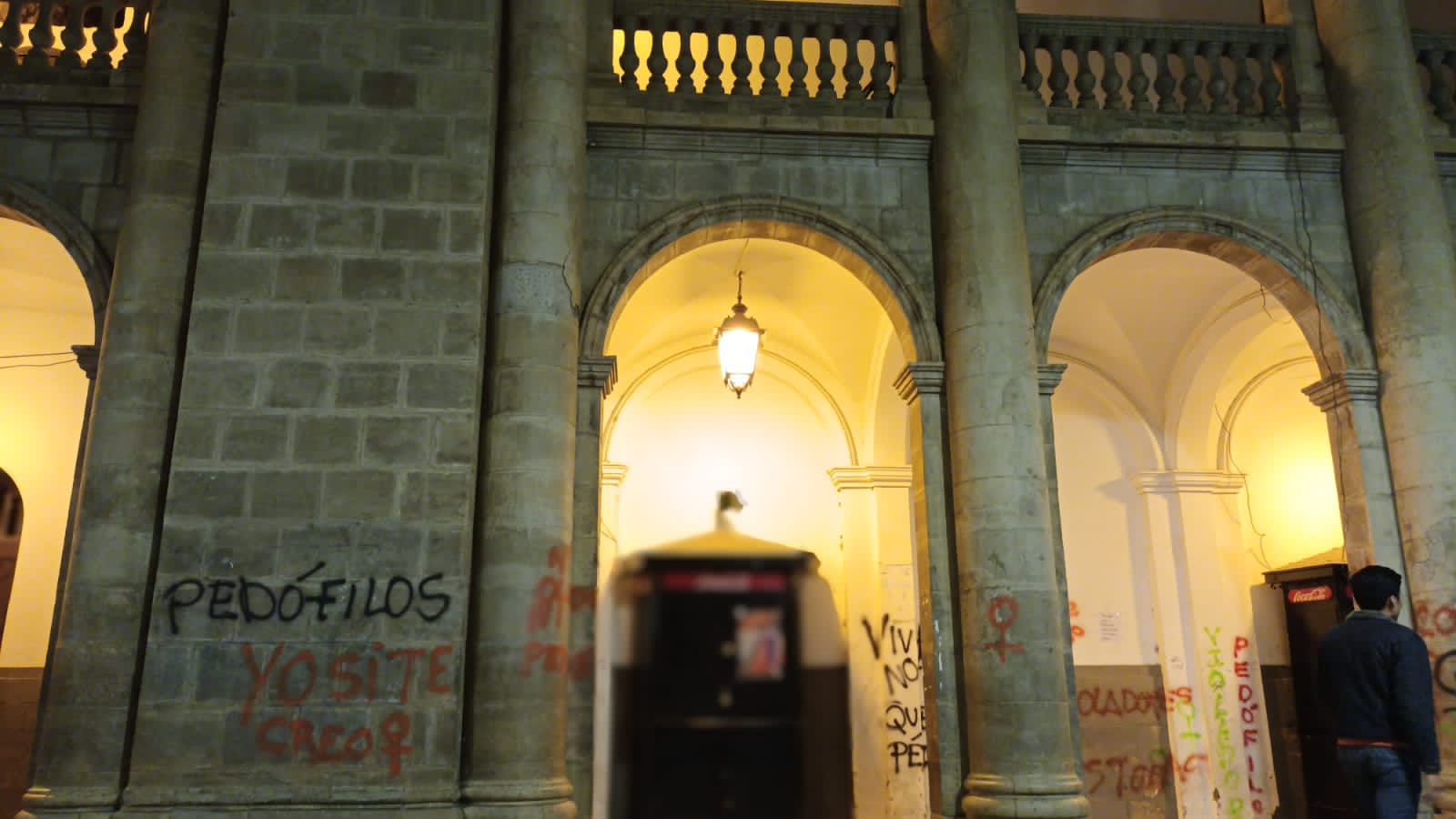 La Catedral gratiteada, luego de la marcha 8M. ROMINA SAAVEDRA