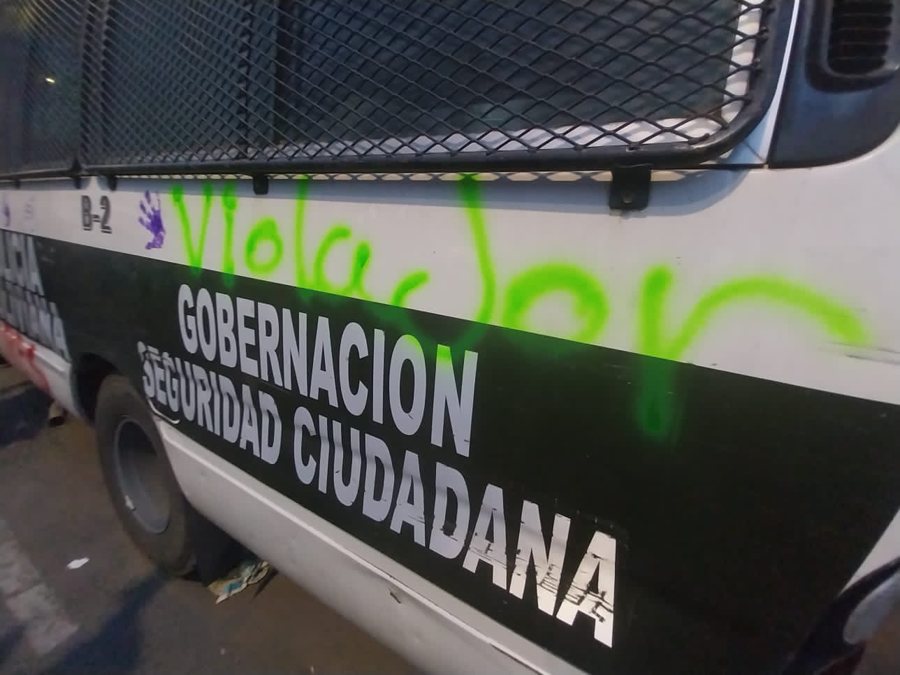 Un vehículo de la Policía grafiteado  en ocasión de la marcha 8M. NICOLE VARGAS