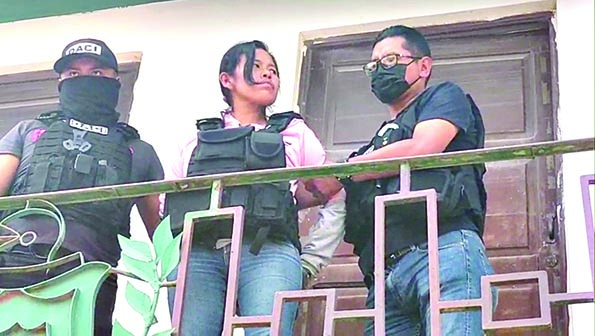 Elizabeth Mamani es sacada al balcón de la Jefatura Policial de Coripata, por exigencia de la gente./ LIBERTAD AYNI POSITIVA.