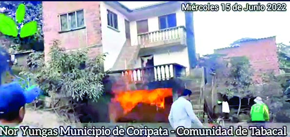 La casa de la familia Calle Mamani se incendia en junio de 2022./ RADIO COCA