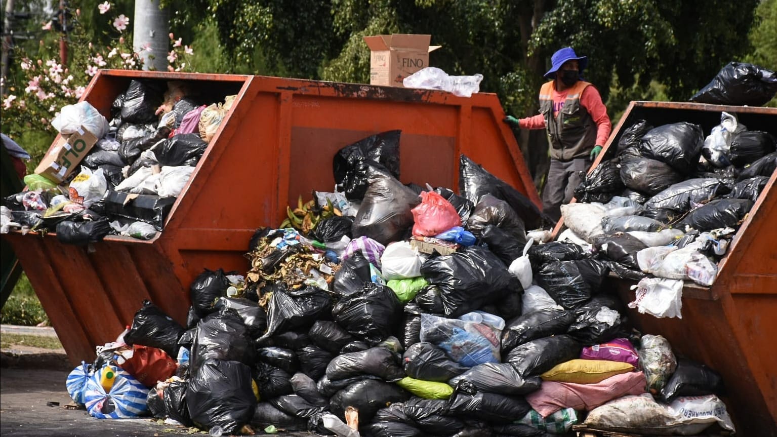 Gran cantidad de basura acumulada en la ciudad. DICO SOLÍS