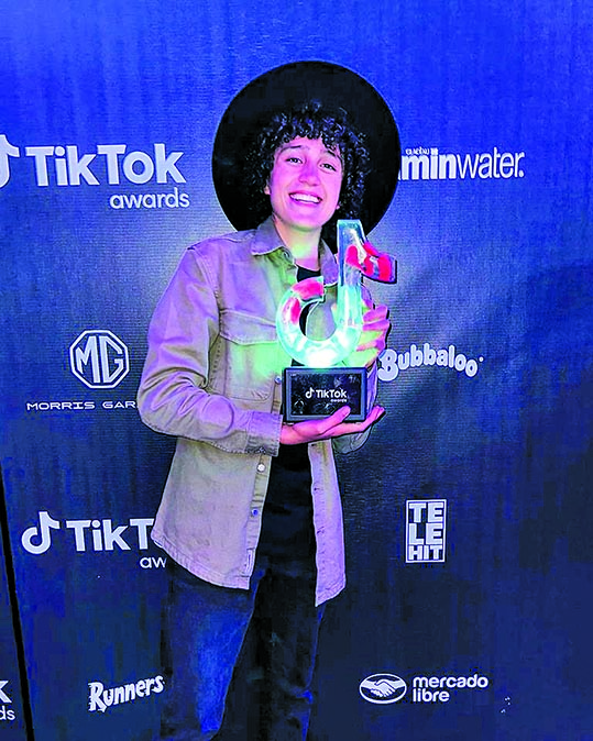 Díaz sostiene el premio “Lo aprendí en TikTok”./ INSTAGRAM