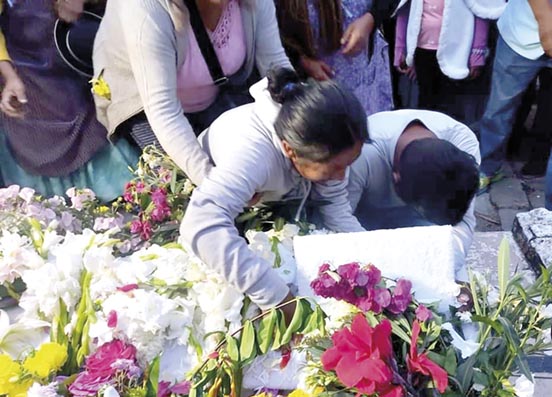 Verónica y Gonzalo despiden a su hija Yhurayma, victimada por su “tía” en Coripata, La Paz.  / REYBI FLORES