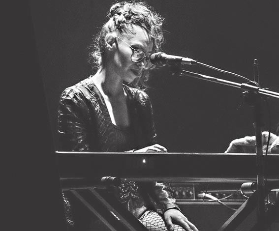 Una artista que acompaña a Grillo con el proyecto musical octeto. / Noelia Canasa