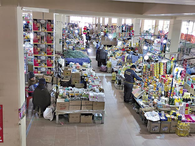 Comerciantes ofrecen sus productos en el mercado de Colomi.  / MARIELA COSSÍO