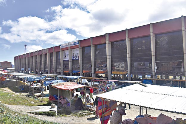 Frontis del Mercado Central de Colomi. / MARIELA COSSÍO