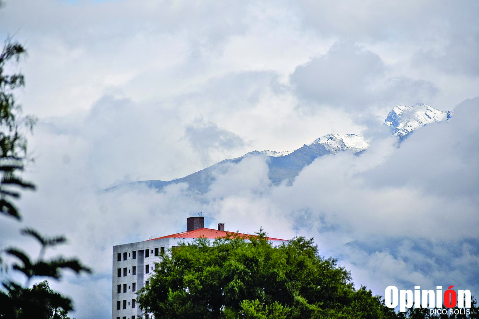 El imponente Tunari cubierto de nieve, visto desde la ciudad. / DICO SOLÍS