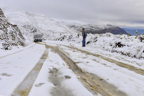 Vías cubiertas de nieve en la ruta hacia la región Andina, en Cochabamba. / LUIS MAMANI