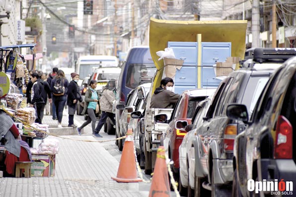 El tráfico vehicular en la ciudad de Cochabamba.  / DICO SOLÍS