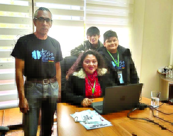 Humberto Moya junto a Pamela Aguirre y sus dos hijos, Leandro y Franco./ CORTESÍA-NICOLE VARGAS
