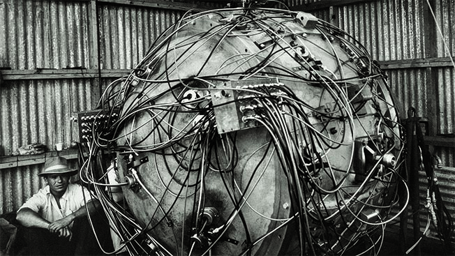 El Gadget, el dispositivo nuclear colocado en lo alto de una torre para la prueba Trinity en 1945./ GETTYIMAGES