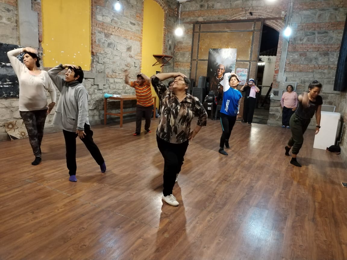 Las participantes del taller en un curso de danza. DICO SOLÍS
