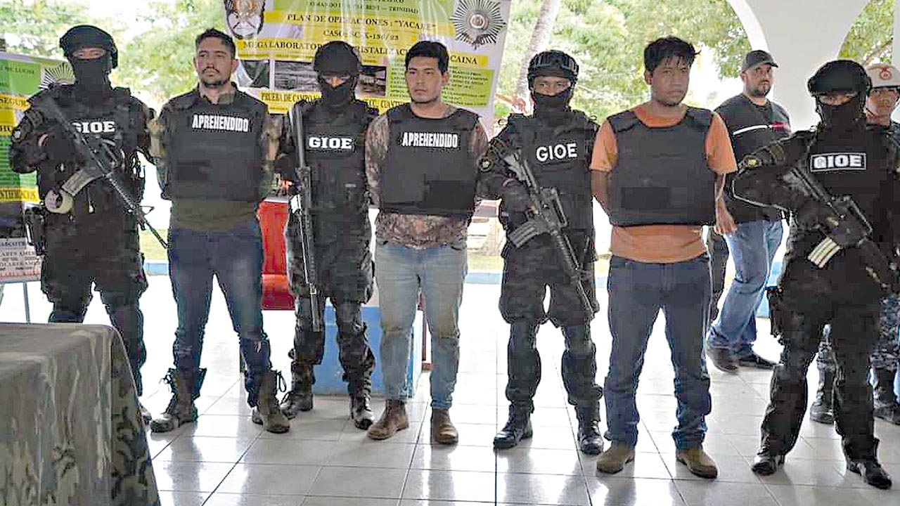 Tres hombres detenidos por su vínculo con el narcotráfico son 
presentados./ MINISTERIO DE GOBIERNO