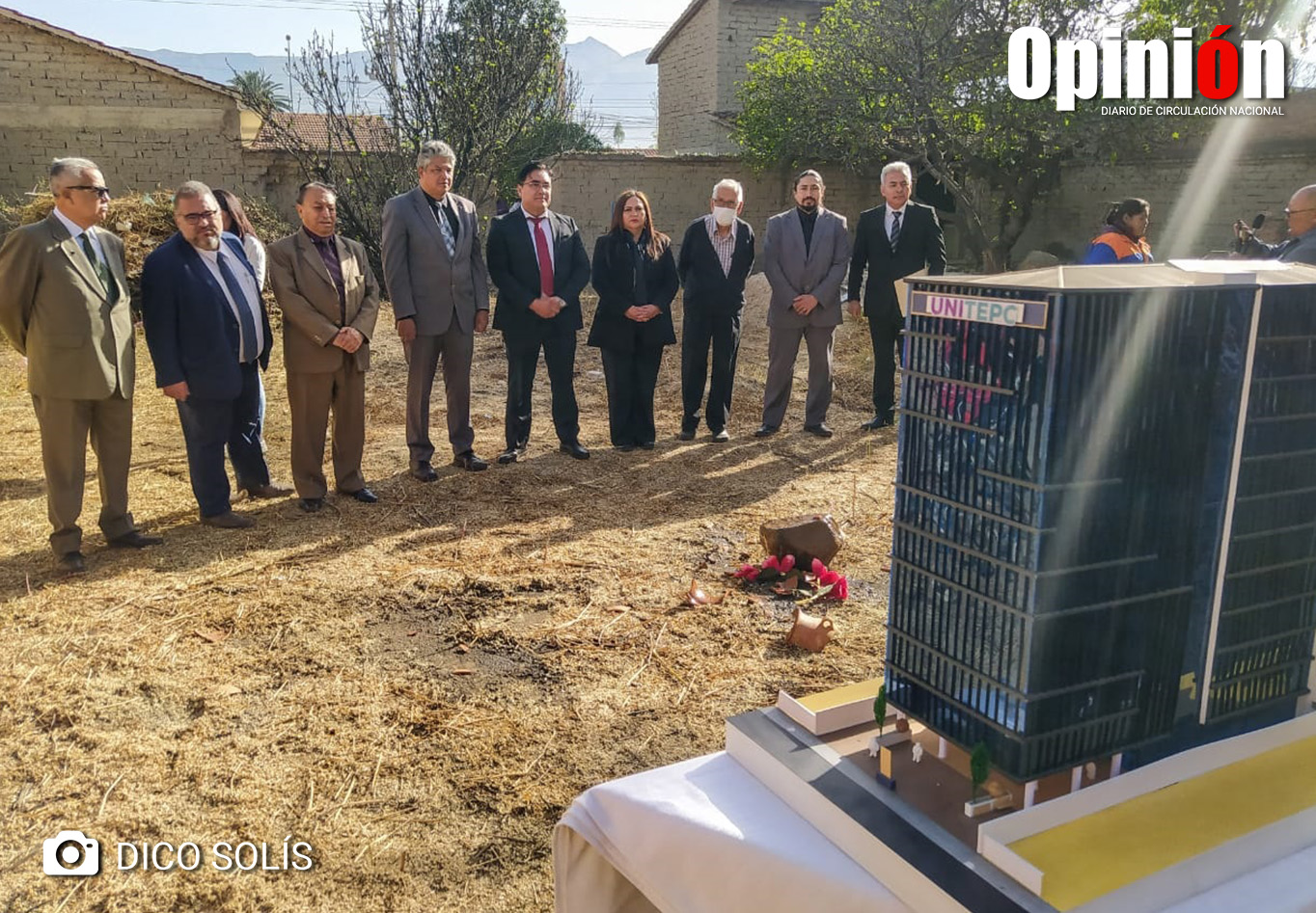 Momento del colocado de la piedra fundamental de la construcción del nuevo ambiente de UNITEPC, en Cochabamba./ DICO SOLÍS