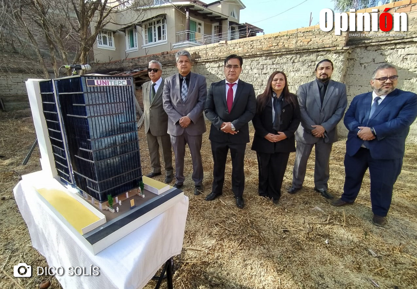 Momento del colocado de la piedra fundamental de la construcción del nuevo ambiente de UNITEPC, en Cochabamba./ DICO SOLÍS
