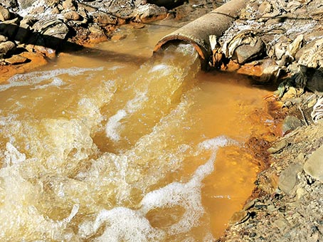 Un río en la provincia de Poopó, Oruro, muestra un tono anaranjado en sus aguas. / MARIELA COSSÍO