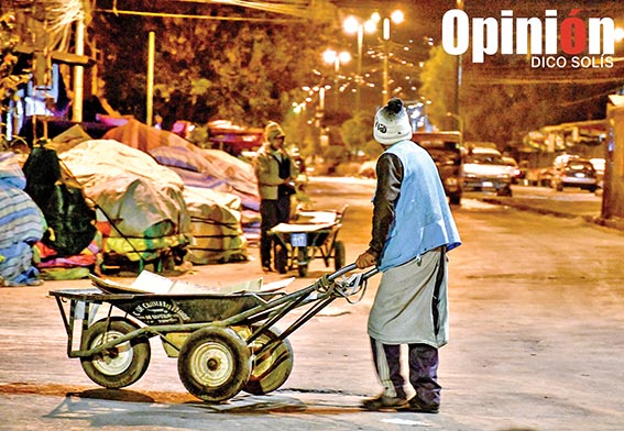 Uno de los cargadores nocturnos en busca de clientes en la avenida Barrientos. / DICO SOLÍS