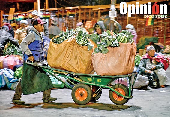 Mario Hermosa traslada bultos de verduras frescas en su carretilla, en la madrugada. / DICO SOLÍS