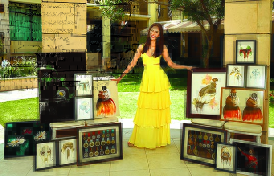 Luz junto a sus cuadros./ MELANY SORIA MARIN