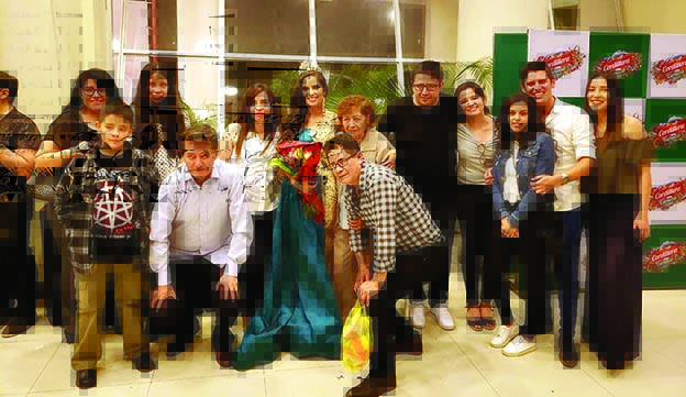 La reina de belleza rodeada de su familia./ MELANY SORIA MARIN