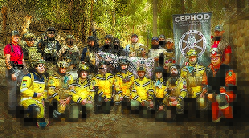 Luz junto al grupo de bomberos BEAR./ MELANY SORIA MARIN