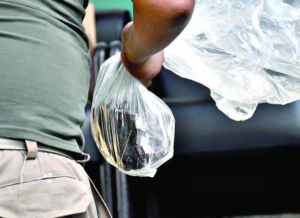 La piedra utilizada por el asesino para arrebatar la vida de su compañero de clase./ DICO SOLÍS