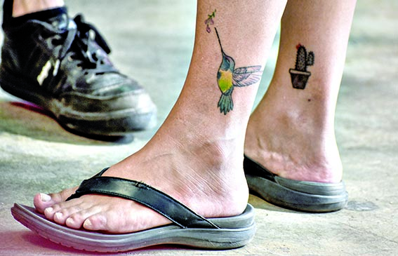 Los tobillos de una mujer, con tatuajes en cada uno./ DICO SOLÍS