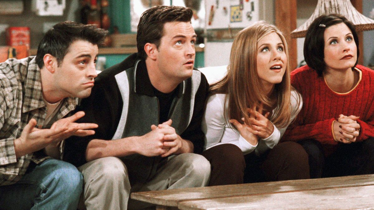 De izquierda a derecha: Matt LeBlanc (Joey), Matthew Perry (Chandler), Jennifer Aniston (Rachel) y Courteney Cox (Monica) en una escena de Friends. Getty Images