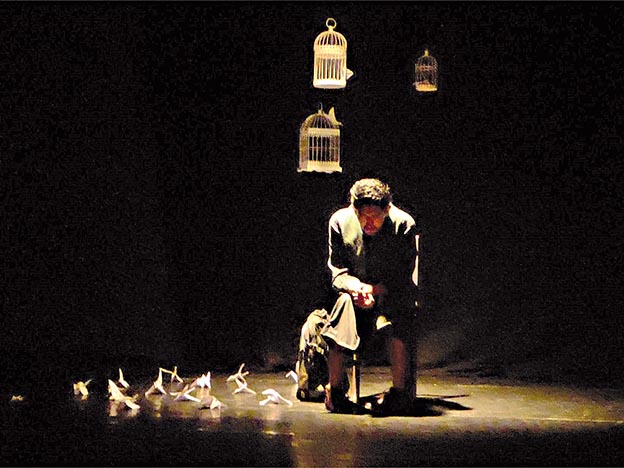 Un actor en medio de figuras de origami.  / ELOA DA SILVA