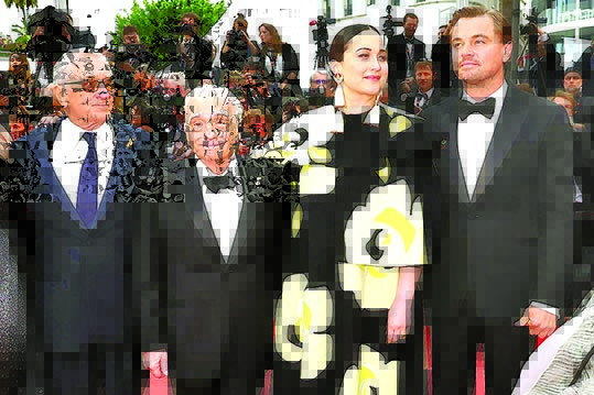 Gladstone (segunda) junto a Leonardo DiCaprio, Martin Scorsese y Robert de Niro./ FASHIONAWARDS-ARA
