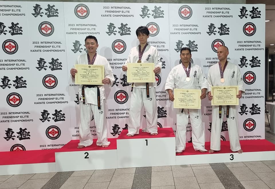 El boliviano Diego Mejia, en el podio del Tokio. Karate Kyokushin - Ichigeki IKO Bolivia