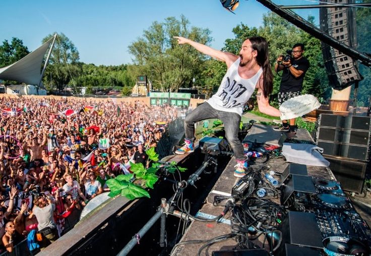 El artista estadounidense Steve Aoki en uno de sus shows. Cortesía