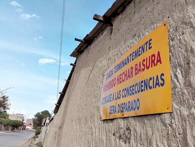 El letrero que advierte a quienes arrojen basura en la calle. / JORGE FERNÁNDEZ