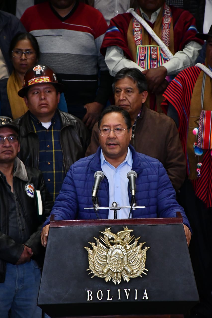 El presidente del Estado, Luis Arce al momento de pronunciarse en su acto junto al Pacto de Unidad. APG