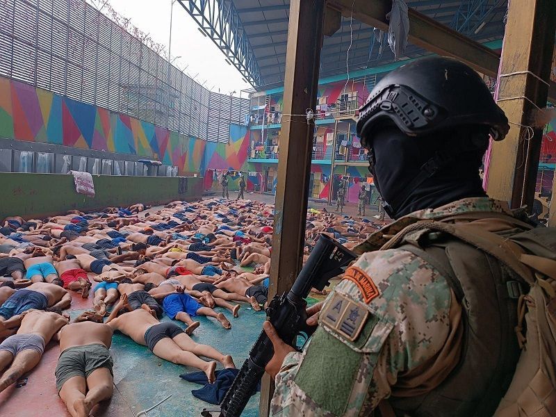 Luego del anuncio de Noboa declarando el estado de excepción, las fuerzas de seguridad intervinieron diferentes penales en el país. EPA