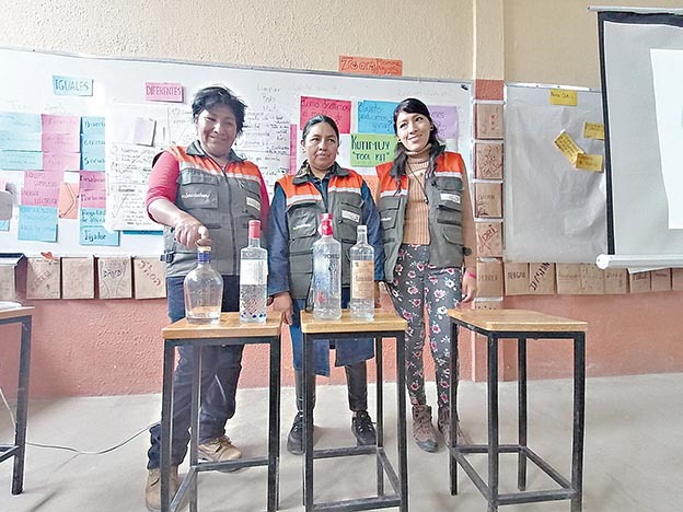 Representantes de ecorrecolectoras muestran su proyecto. / OPINIÓN