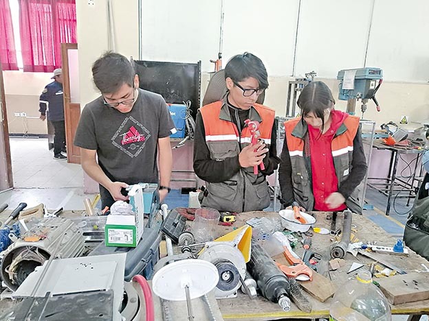 Estudiantes de la UMSS trabajan en los prototipos. / OPINIÓN