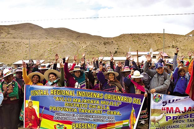 Comunarios de Challa levantan las manos para aprobar su estatuto autonómico. / NICOLE ANDREA VARGAS