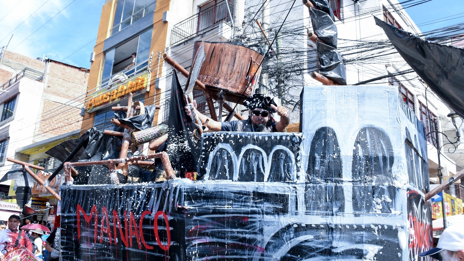 Un carro alegórico en la entrada carnavalera de Quillacollo. ALCALDÍA DE QUILLACOLLO