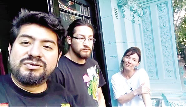El joven cineasta (i) junto a amigos en Buenos Aires, Argentina.  / CLUSTER AUDIOVISUAL LA PAZ BOLIVIA