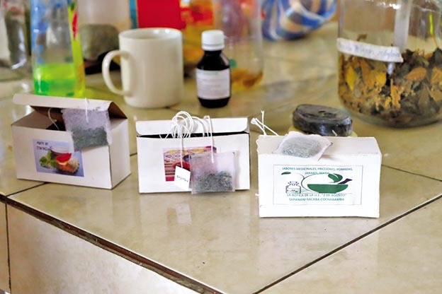 Productos elaborados en el colegio 2 de Agosto. / LUIS MAMANI