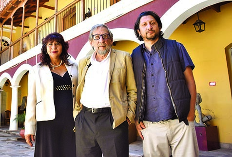 Ricardo Laredo junto a su esposa e hijo.