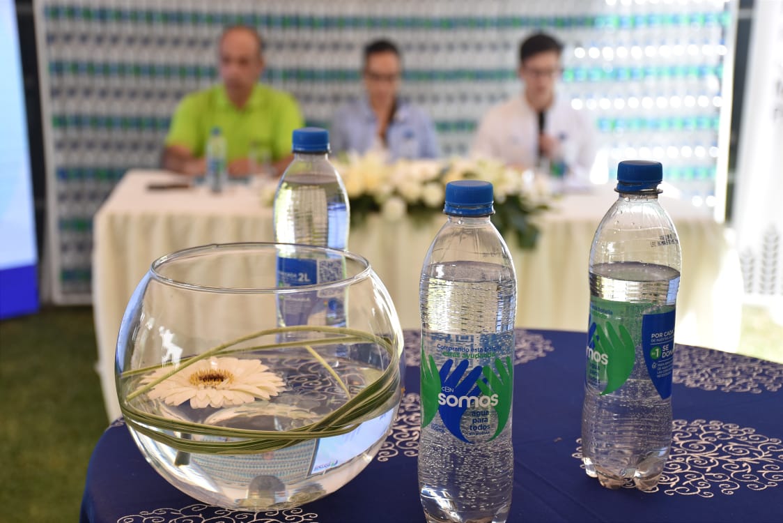 Nuevas botellas de Agua Somos presentadas este jueves. Dico Solís