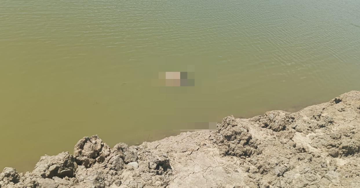 El cuerpo de la persona fallecida flotando en el agua. Urgente.bo