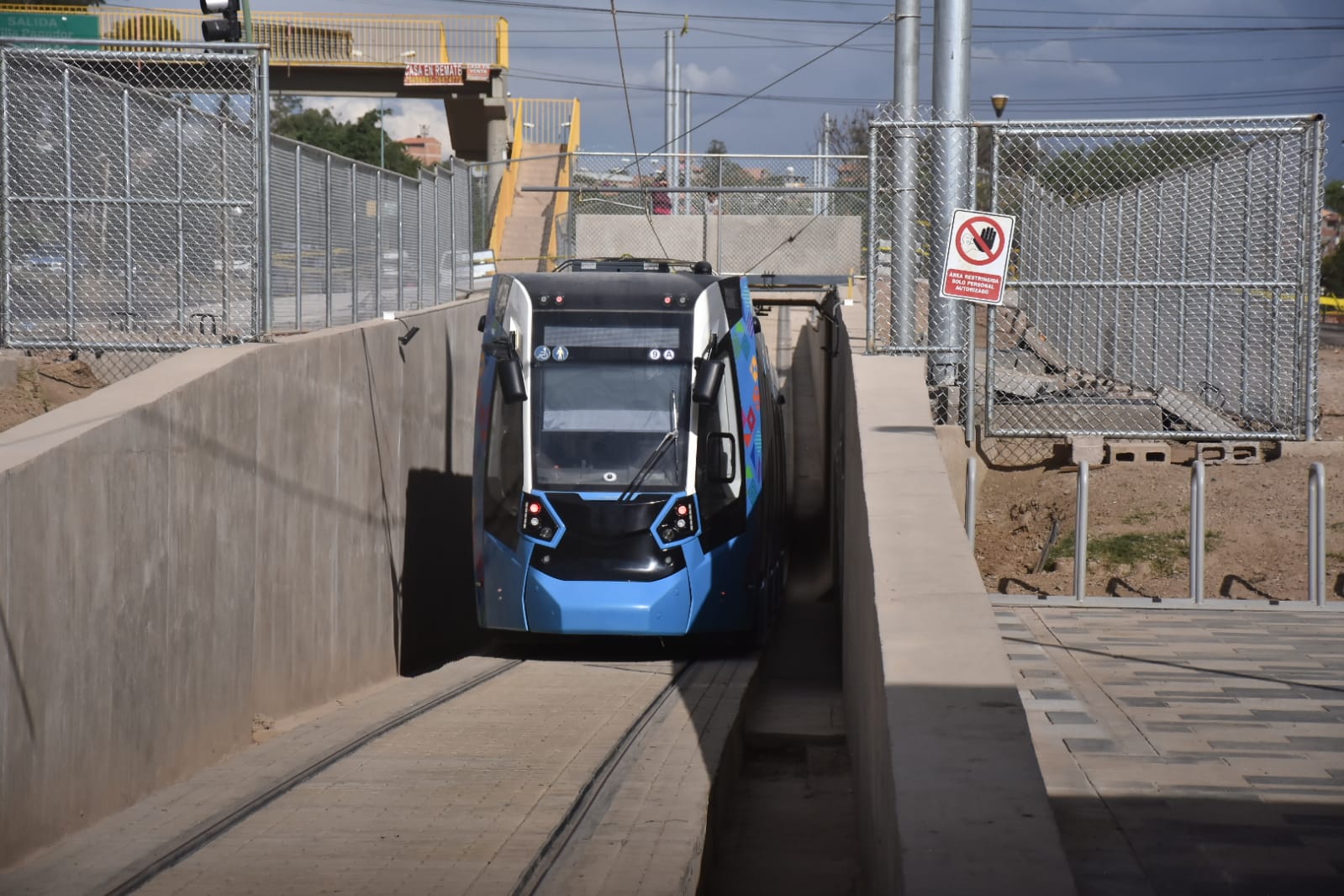 El tren pasa por el ingreso a K'ara K'ara, este 21 de abril. DICO SOLÍS