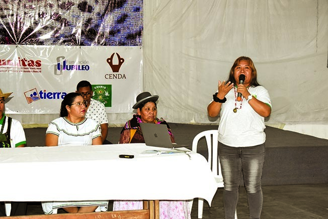 Wilma Mendoza (de pie) en la testera del Encuentro Nacional de Pueblo Indígenas de Bolivia, en 2023.